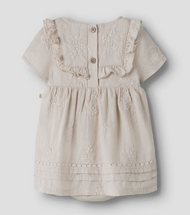 Broderad klänning baby - NBFFERONIA SS LOOSE BODY DRESS LIL - Pumice Stone