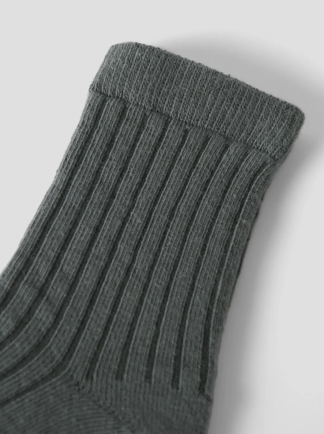 RIBBSTICKNING STRUMPOR - Poppy seed Kids