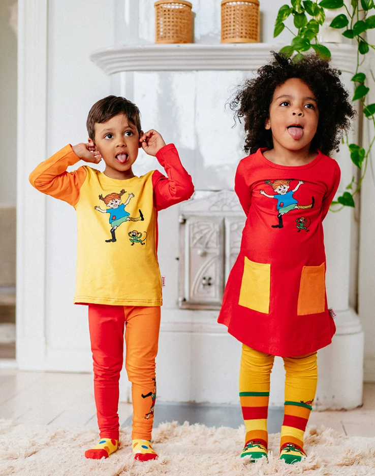 SISTA CHANSEN - Glada pippi klänning röd - Storlek 116 och 122