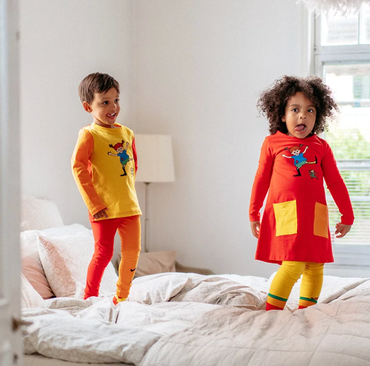 SISTA CHANSEN - Glada pippi klänning röd - Storlek 116 och 122