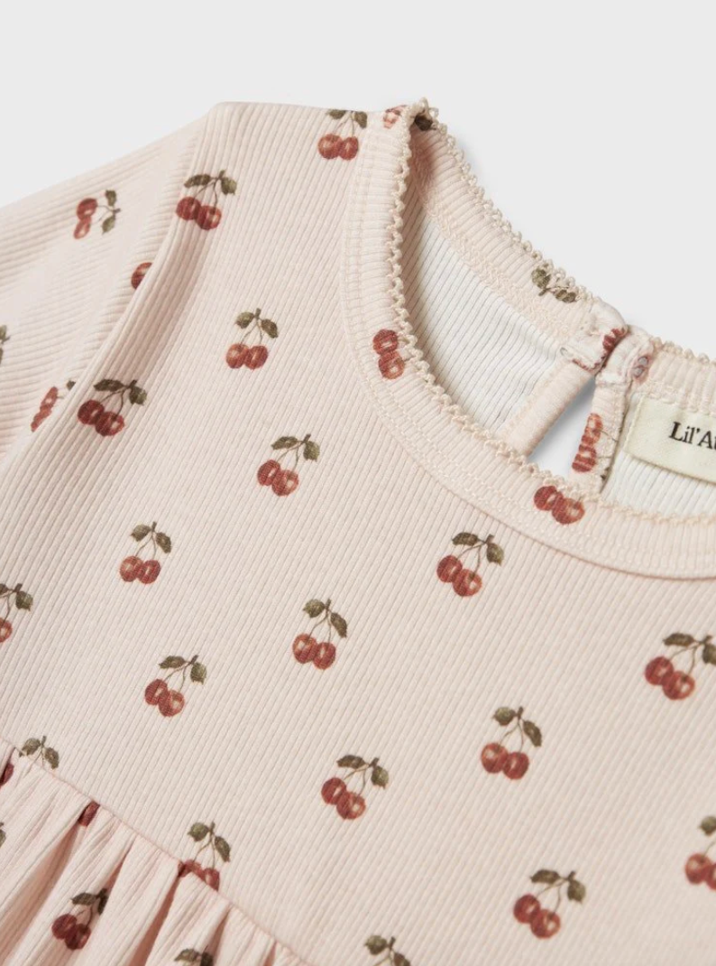 SISTA CHANSEN stl.122 - Lil' Atelier klänning Silver Peony