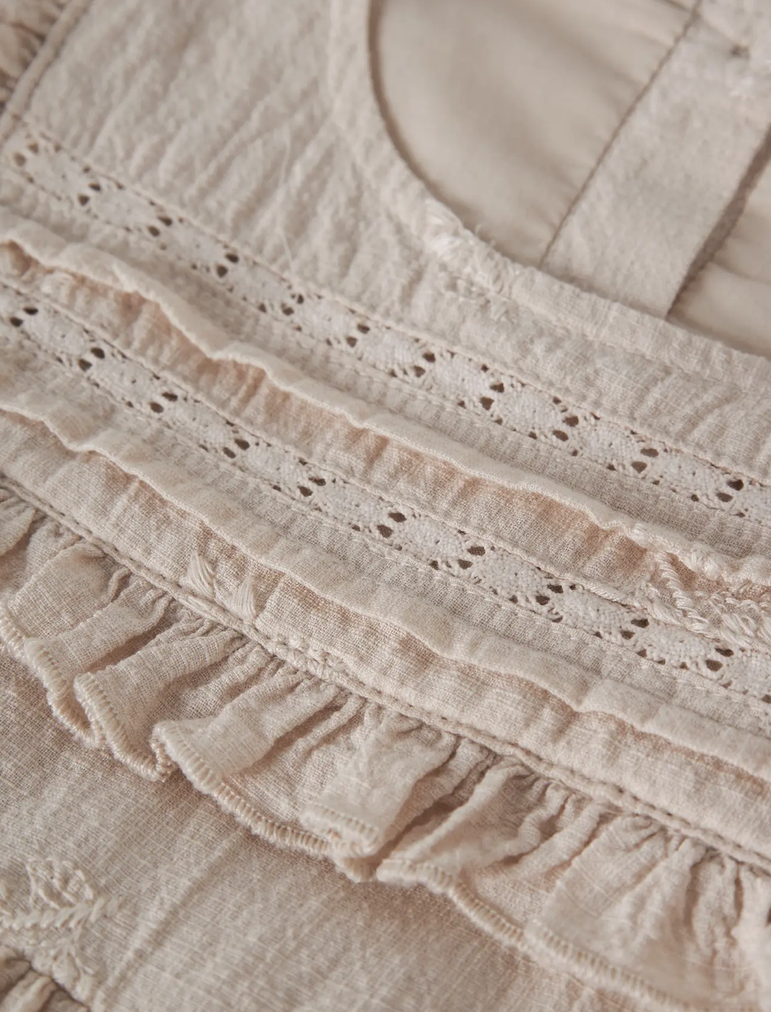 Broderad klänning - NMFFERONIA SS LOOSE DRESS LIL - Pumice Stone