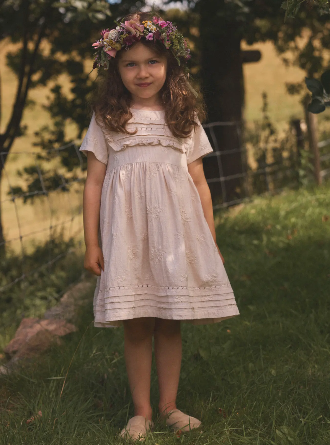 Broderad klänning - NMFFERONIA SS LOOSE DRESS LIL - Pumice Stone