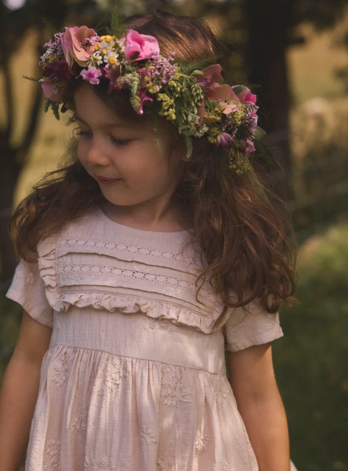 Broderad klänning - NMFFERONIA SS LOOSE DRESS LIL - Pumice Stone