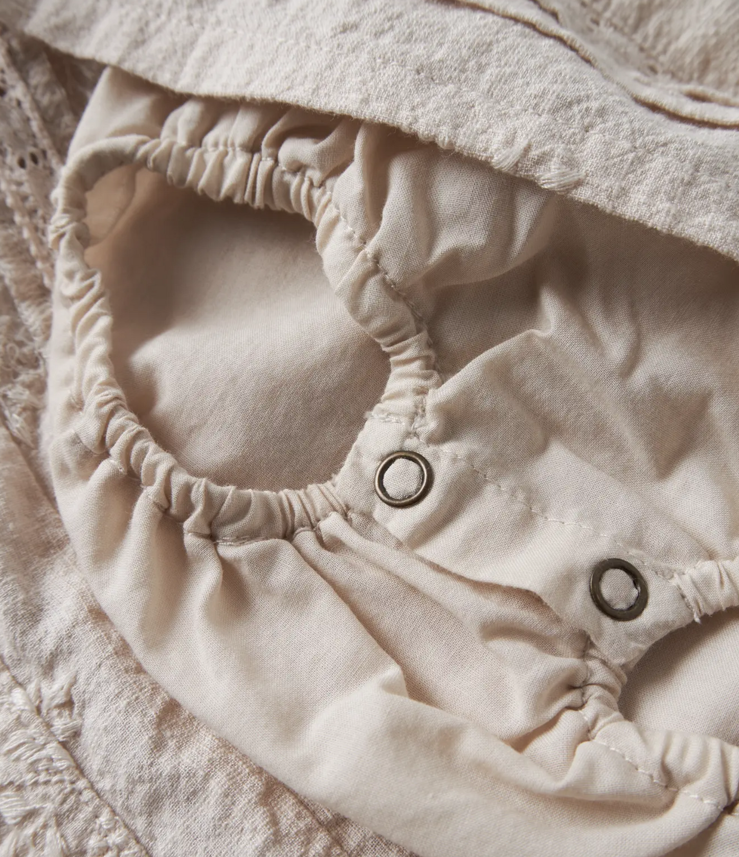 Broderad klänning baby - NBFFERONIA SS LOOSE BODY DRESS LIL - Pumice Stone