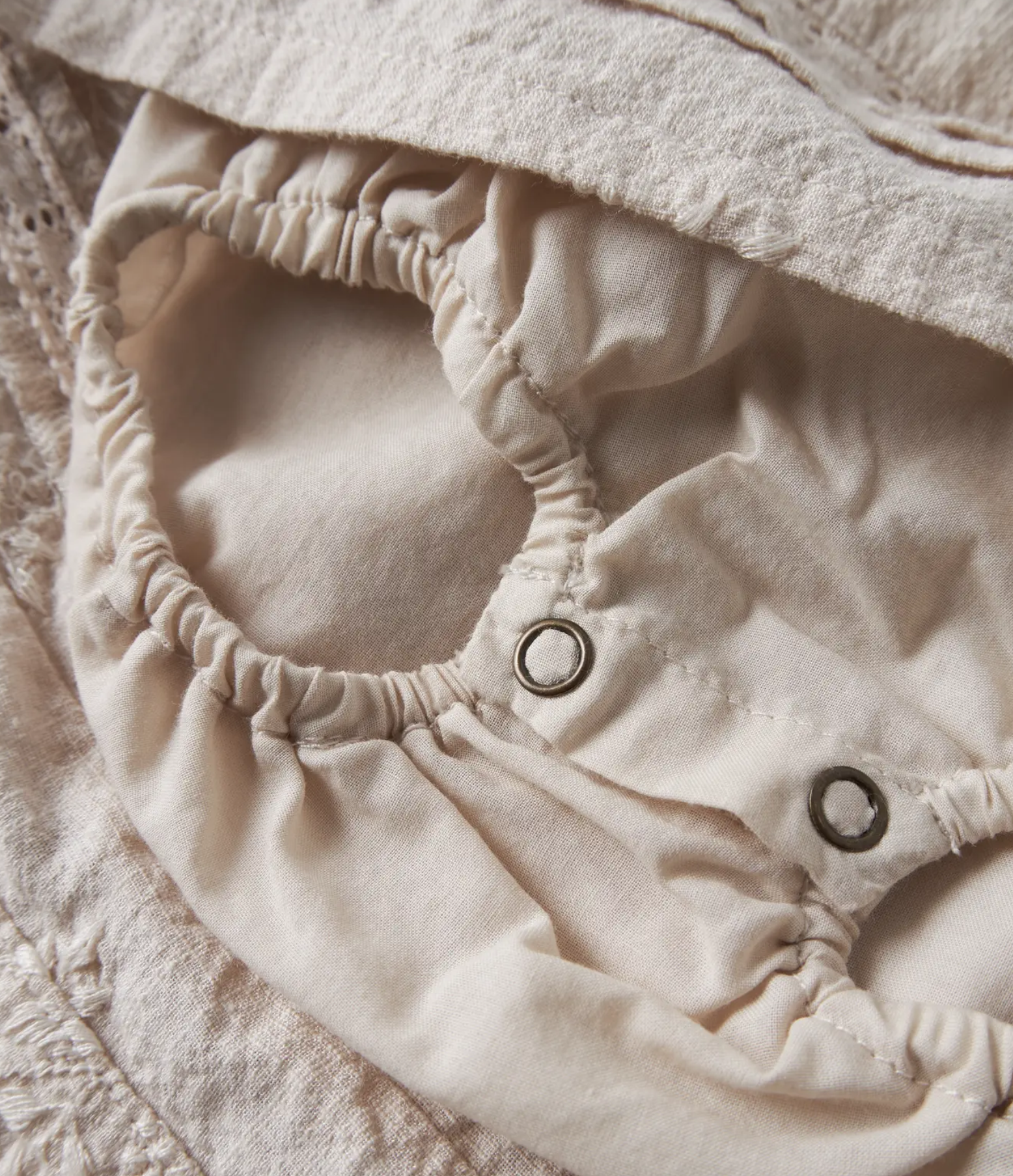 Broderad klänning baby - NBFFERONIA SS LOOSE BODY DRESS LIL - Pumice Stone