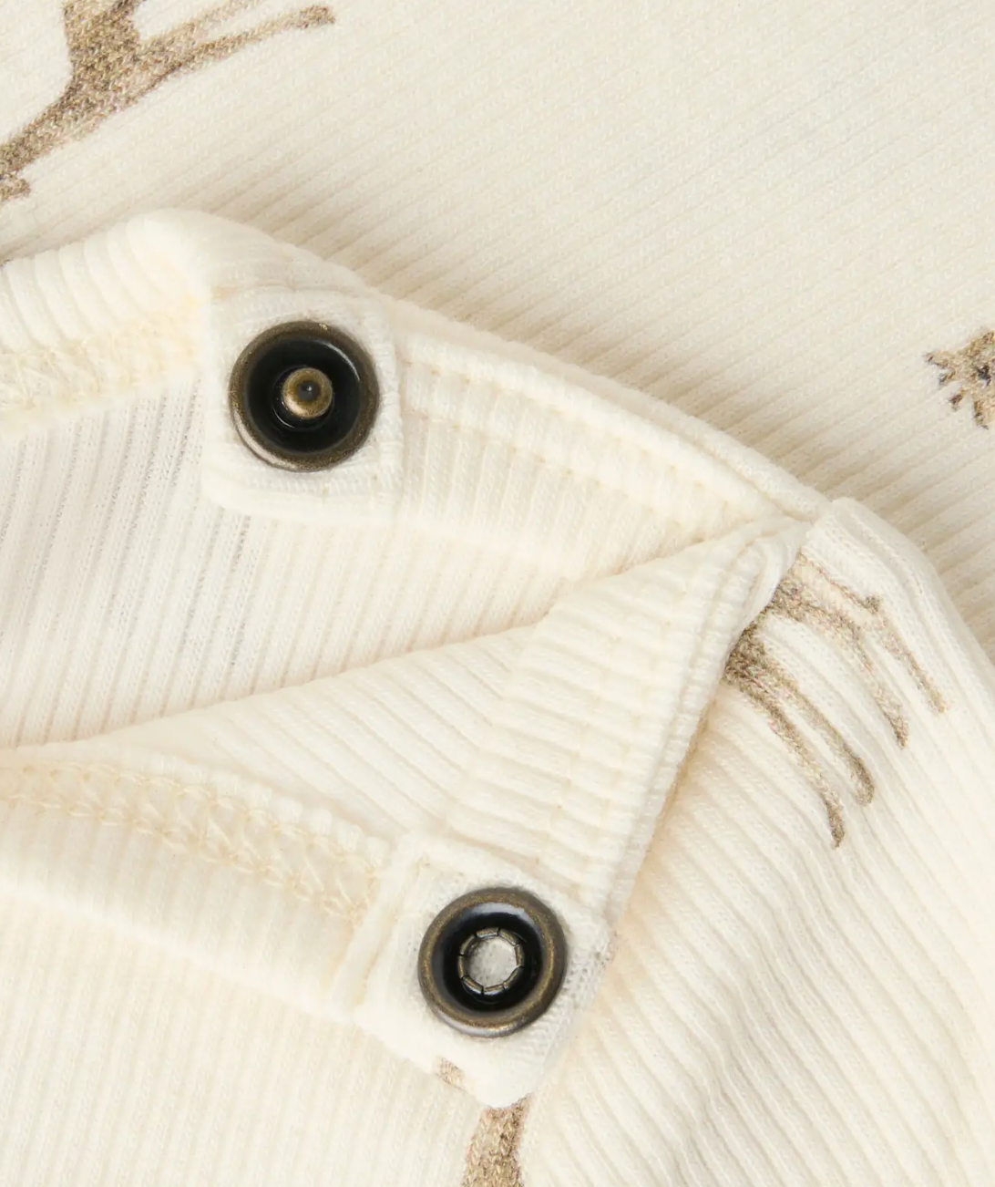 EKOLOGISK BOMULL LÅNGÄRMAD TOPP - NBNGAVO EMO LS SLIM TOP LIL - GIRAFFE